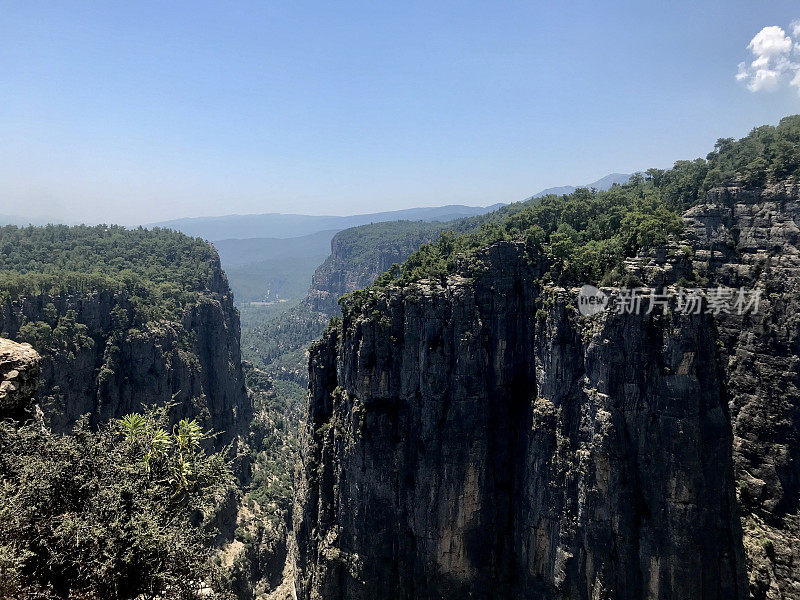 Köprülü Kanyon Milli parkkin摄影。土耳其国家公园，安塔利亚的土耳其峡谷。风景写真、旅游写真。岩石，山脉，森林和天空，夏天晴朗的天气。